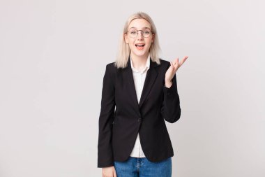 Sarışın, güzel bir kadın kendini mutlu hissediyor. Bir çözüm ya da fikir bulduğuna şaşırıyor. iş kavramı