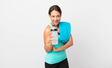 Genç İspanyol kadın omuz silkiyor, kafası karışık ve kararsız. fitness konsepti