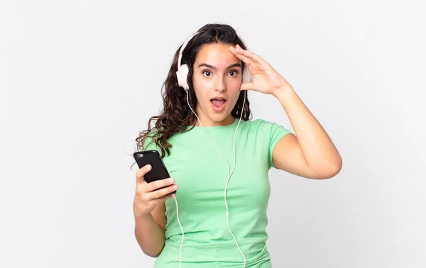 Гарна Іспаномовна Жінка Виглядає Щасливою Здивованою Здивованою Навушниками Смартфоном — стокове фото