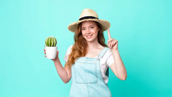 Red Head Pretty Farmer Woman Smiling Looking Friendly Showing Number — Φωτογραφία Αρχείου