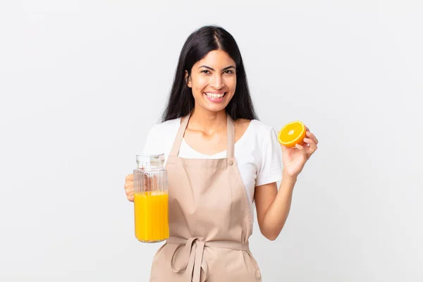 Hispanische Hübsche Köchin Orangensaft Und Frühstückskonzept — Stockfoto