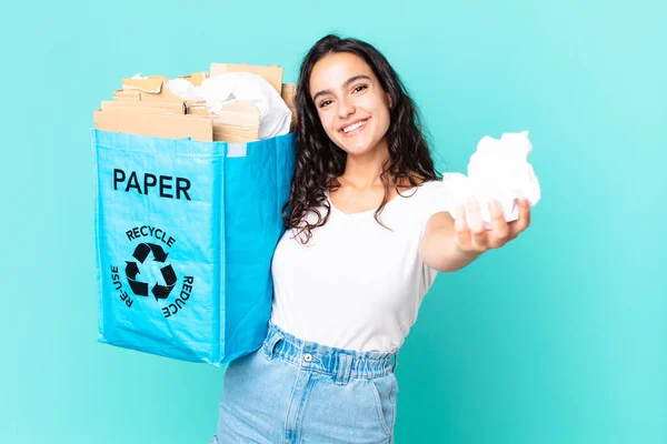 リサイクル紙の袋を持っているヒスパニック系の可愛い女性 — ストック写真
