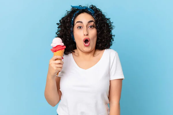 アイスクリームのある可愛いアラブ人女性 — ストック写真