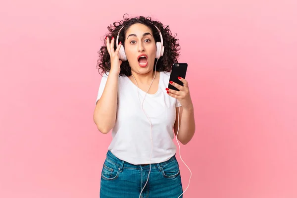 Гарна Арабська Жінка Кричить Руками Повітрі Навушниками Смартфоном — стокове фото