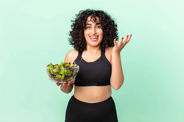 Mulher Árabe Bonita Sentindo Feliz Surpreso Perceber Uma Solução Ideia — Fotografia de Stock