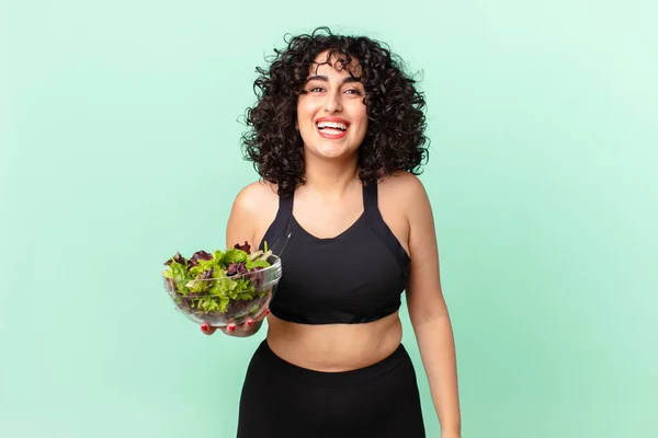 Mulher Árabe Bonita Olhando Feliz Agradavelmente Surpreendido Segurando Uma Salada — Fotografia de Stock