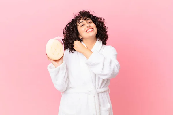 Bella Donna Araba Sensazione Felice Fronte Una Sfida Celebrare Indossando — Foto Stock