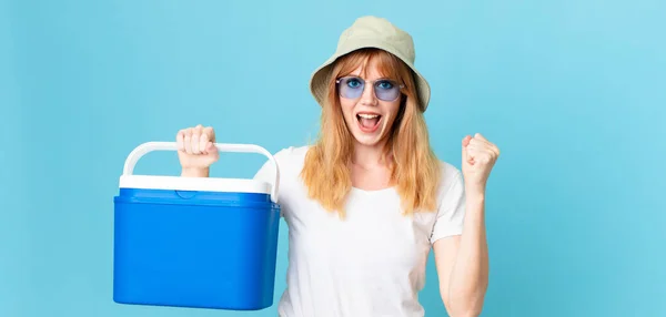 Mooie Rode Hoofd Vrouw Voelt Zich Geschokt Lachen Vieren Succes — Stockfoto