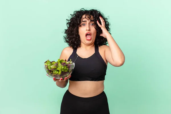 Mulher Árabe Bonita Gritando Com Mãos Segurando Uma Salada Conceito — Fotografia de Stock