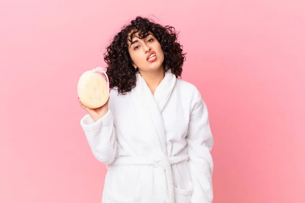 Bella Araba Donna Sente Perplesso Confuso Indossando Accappatoio Tenendo Una — Foto Stock