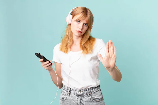 Mooie Rode Hoofd Vrouw Kijken Serieus Tonen Open Palm Maken — Stockfoto