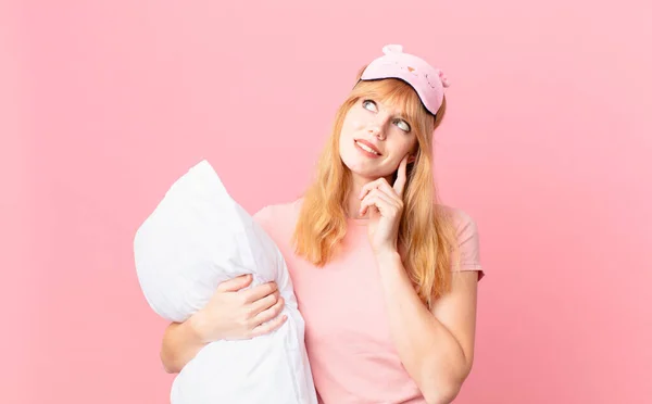 Vacker Röd Huvud Kvinna Ler Glatt Och Dagdrömmer Eller Tvivlar — Stockfoto