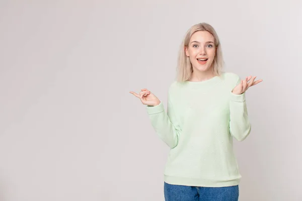 Loira Bonita Mulher Sentindo Feliz Surpreso Perceber Uma Solução Ideia — Fotografia de Stock