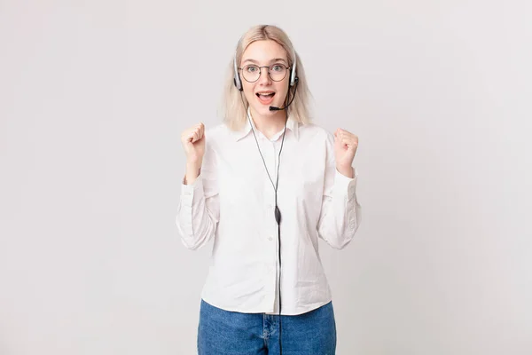 Blond Mooi Vrouw Gevoel Geschokt Lachen Vieren Succes Telemarketing Concept — Stockfoto