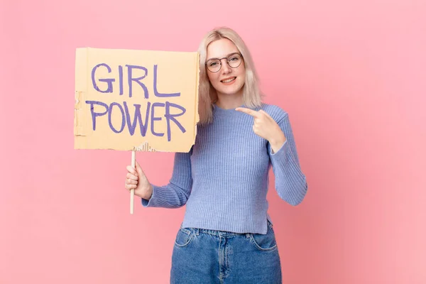 Blonde Frau Mit Einem Girl Power Banner — Stockfoto