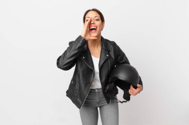 Genç İspanyol kadın kendini mutlu hissediyor, elleri ağzının kenarında bağırıyor. Motosiklet sürücüsü konsepti