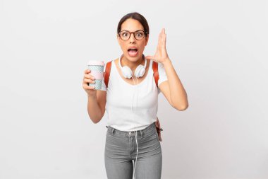 Genç İspanyol kadın ellerini havaya kaldırarak çığlık atıyor. öğrenci konsepti