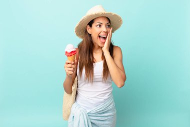 Genç İspanyol kadın mutlu, heyecanlı ve şaşırmış ve elinde dondurma tutuyor. sumer kavramı