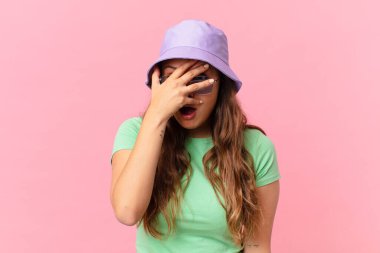 Genç, güzel bir kadın şok olmuş, korkmuş ya da korkmuş görünüyor. yaz konsepti