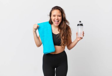 Genç ve güzel bir kadın şokta, gülüyor ve başarıyı kutluyor. fitness konsepti