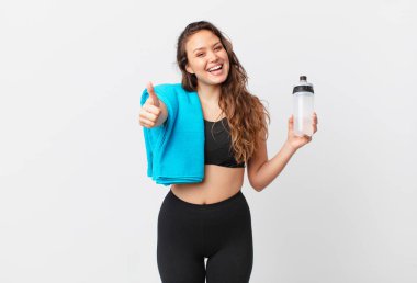 Genç ve güzel bir kadın gururlu, olumlu gülümsüyor. fitness konsepti