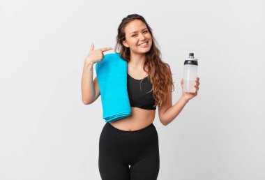 Genç ve güzel bir kadın, kendine güvenerek gülümsüyor. fitness konsepti