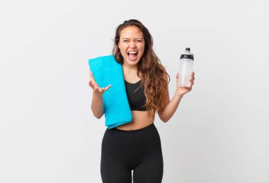 Genç ve güzel bir kadın sinirli, sinirli ve sinirli görünüyor. fitness konsepti