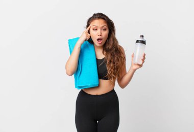 Genç, güzel bir kadın şaşırmış görünüyor, yeni bir düşünce, fikir ya da konsept fark ediyor. fitness konsepti