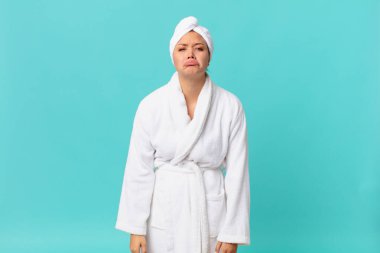 Genç, güzel bir kadın üzgün ve sızlanıyor. Mutsuz bir bakışla, ağlarken ve duştan sonra banyo cübbesi giyerken.