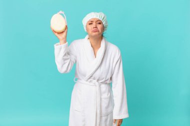 Genç, güzel bir kadın üzgün ve sızlanıyor. Mutsuz bir bakışla, ağlarken ve duştan sonra banyo cübbesi giyerken.