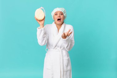 Genç, güzel bir kadın umutsuz, sinirli ve stresli görünüyor ve duştan sonra banyo cübbesi giyiyor.