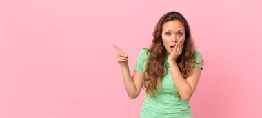 Genç ve güzel bir kadın ve fotokopi alanını gösteriyor.