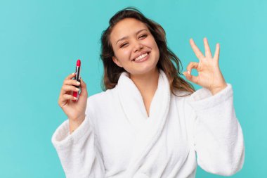 Bornoz giyen genç ve güzel bir kadın.