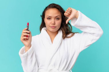 Bornoz giyen genç ve güzel bir kadın.