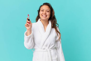 Bornoz giyen genç ve güzel bir kadın.