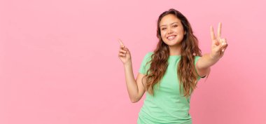 Genç ve güzel bir kadın ve fotokopi alanını gösteriyor.