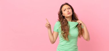 Genç ve güzel bir kadın ve fotokopi alanını gösteriyor.