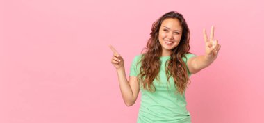 Genç ve güzel bir kadın ve fotokopi alanını gösteriyor.