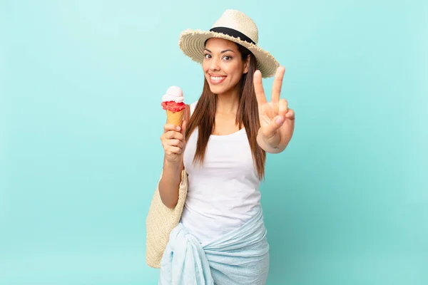 Молодая Латиноамериканка Улыбается Выглядит Счастливой Жестом Победы Мира Держит Мороженое — стоковое фото