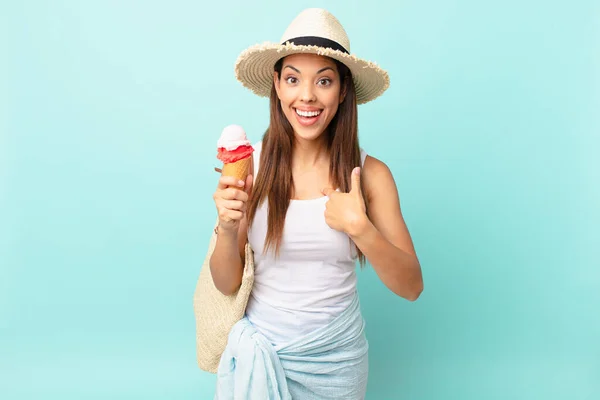 Giovane Donna Ispanica Sentirsi Felice Indicando Con Eccitato Possesso Gelato — Foto Stock