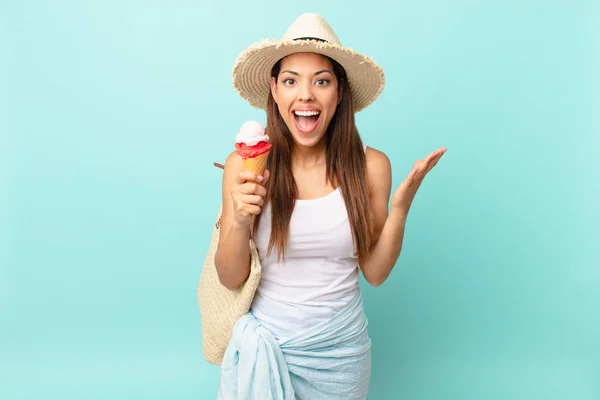 Молодая Латиноамериканка Чувствует Себя Счастливой Изумленной Невероятным Держит Мороженое Сумерки — стоковое фото
