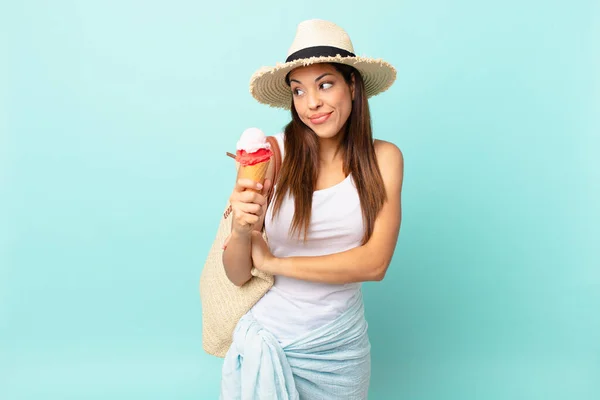 Jonge Spaanse Vrouw Die Haar Schouders Opsteekt Zich Verward Onzeker — Stockfoto