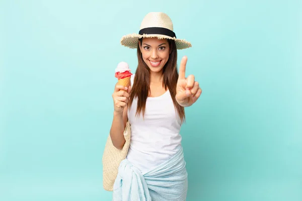 Giovane Donna Ispanica Sorridente Amichevole Mostrando Numero Uno Tenendo Gelato — Foto Stock