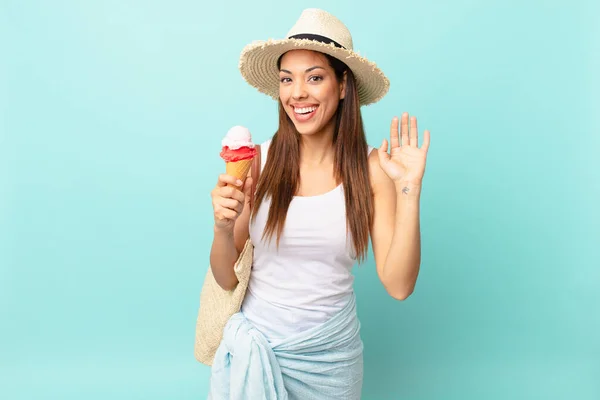 Giovane Donna Ispanica Sorridente Felicemente Agitando Mano Accogliendovi Salutandovi Tenendo — Foto Stock