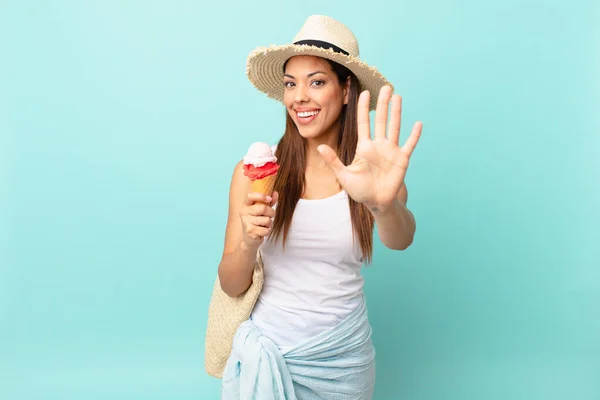 Giovane Donna Ispanica Sorridente Amichevole Mostrando Numero Cinque Tenendo Gelato — Foto Stock