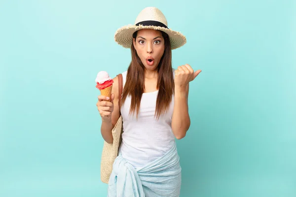 Young Hispanic Woman Looking Astonished Disbelief Holding Ice Cream Sumer — Stock Photo, Image