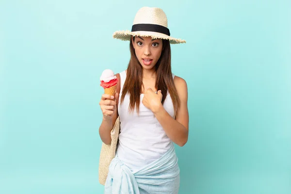 Jeune Femme Hispanique Regardant Choqué Surpris Avec Bouche Grande Ouverte — Photo