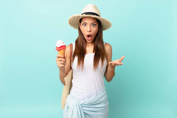 Young Hispanic Woman Amazed Shocked Astonished Unbelievable Surprise Holding Ice — Stock Photo, Image