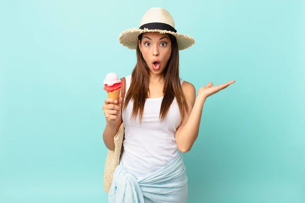 Young Hispanic Woman Looking Surprised Shocked Jaw Dropped Holding Object — Stock Photo, Image