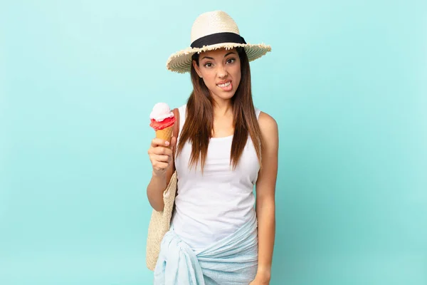 Giovane Donna Ispanica Guardando Perplesso Confuso Tenendo Gelato Concetto Consumatore — Foto Stock